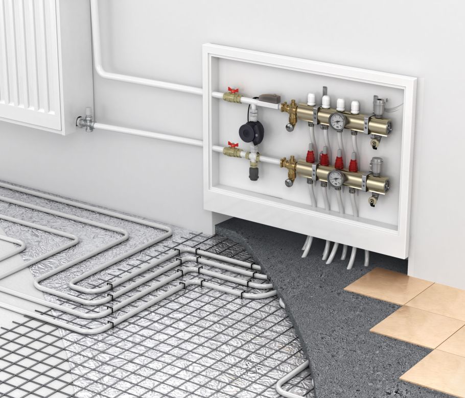 Riscaldamento a pavimento con collettore e radiatore in stanza, concetto di tecnologia del riscaldamento e disposizione degli strati del pavimento.